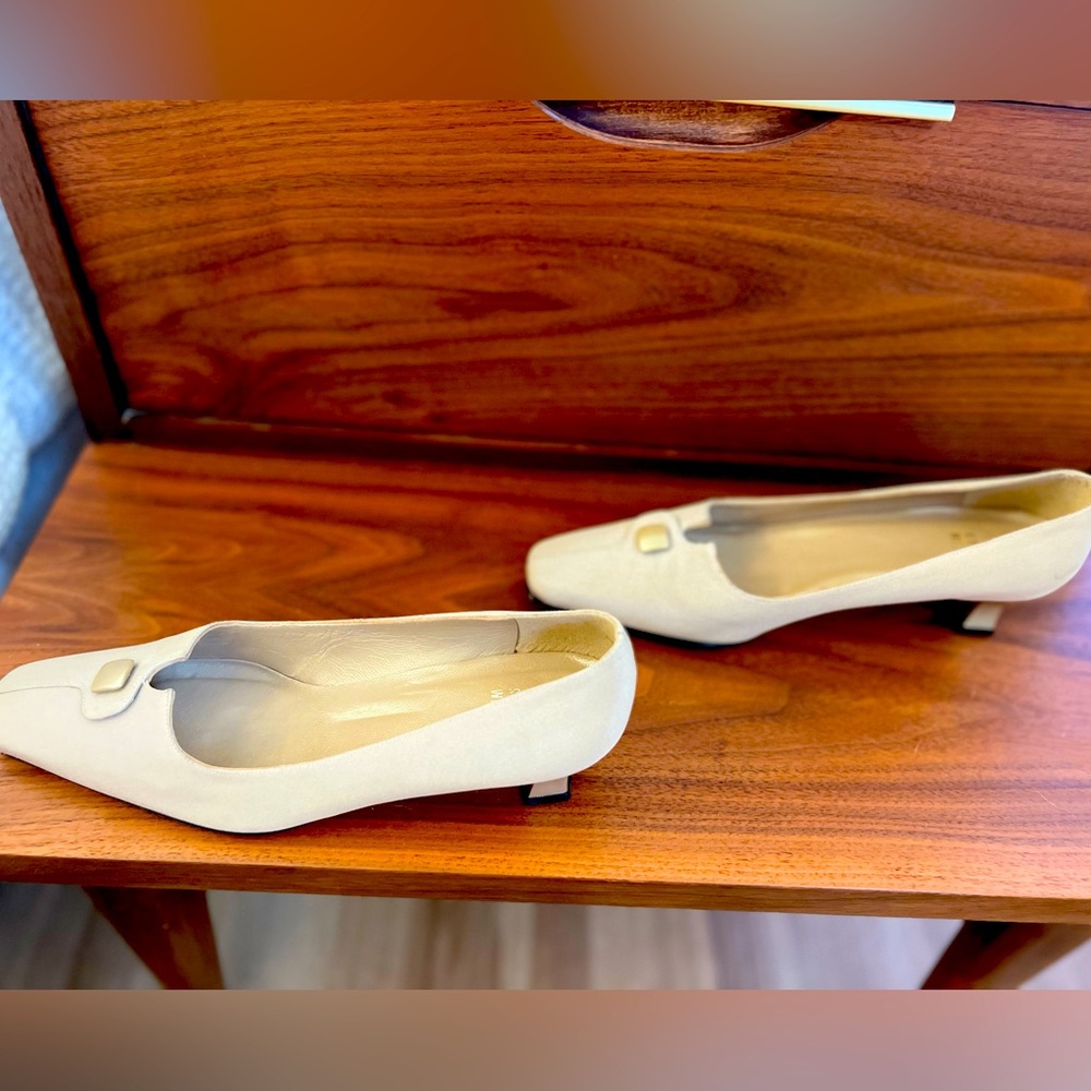 🥂Stuart Weitzman vintage cream kitten heels🥂
